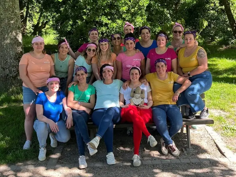Groupe d'amies en bandeaux colorés, réunies dans un parc