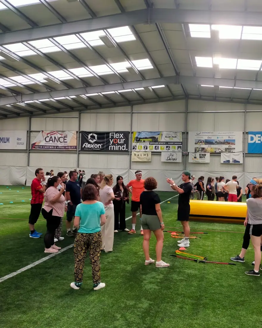 Équipes en plein match sur un terrain indoor