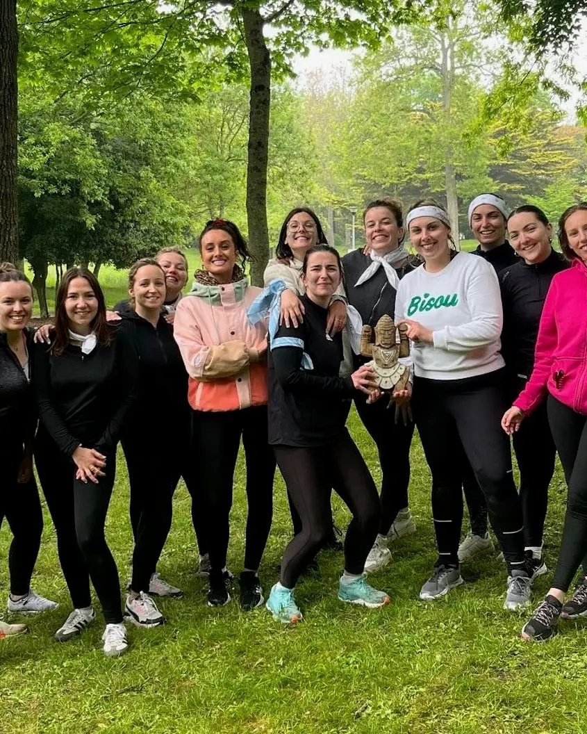 Groupe d'amies réunies dans un parc autour du totem