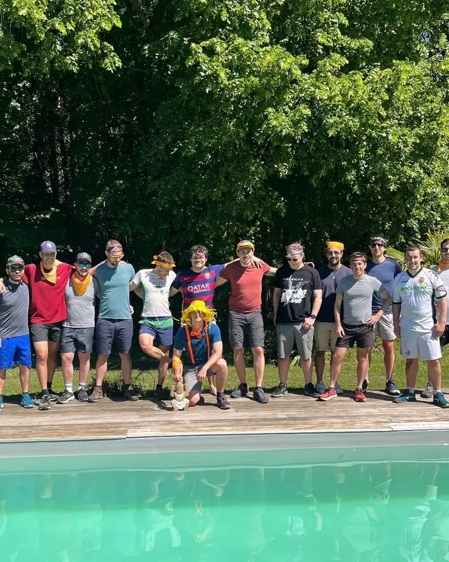 Groupe de participants alignés au bord d'une piscine