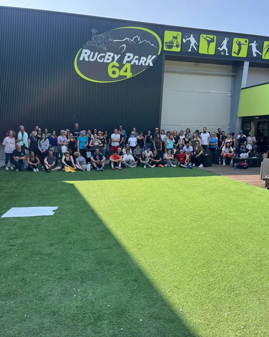Grand groupe réuni devant le Rugby Park 64