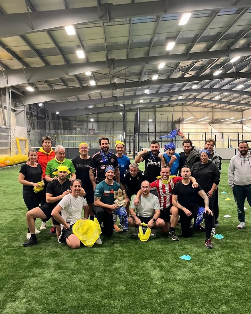Grand groupe réuni sur un terrain indoor après les olympiades