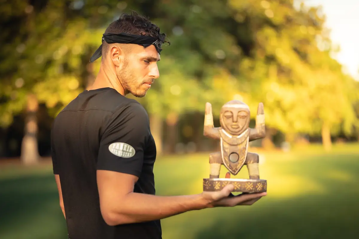 Valentin, fondateur et animateur d'Adventure Event 33, tenant le totem